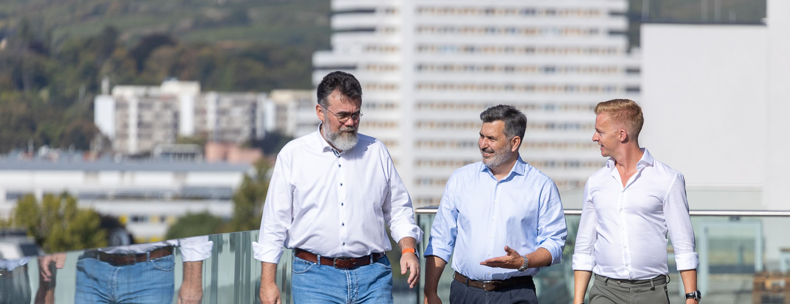 Das Team auf einer Terrasse in einem Gespräch